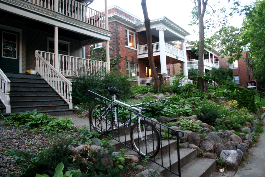 Historic small-scale rental housing in Minneapolis’s Whittier neighborhood. This type of development was made illegal in many areas in the late 20th century, and would be allowed again under the 2040 plan. (Image: Wikimedia Commons)