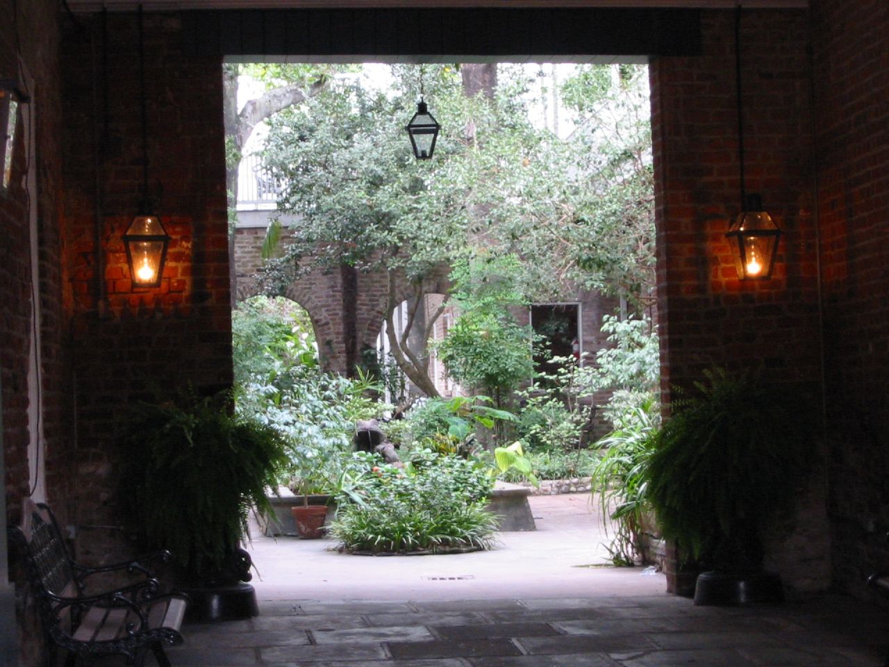 Secluded passages leading to lush courtyards are a common feature of the French Quarter. Image via Wikimedia Commons.