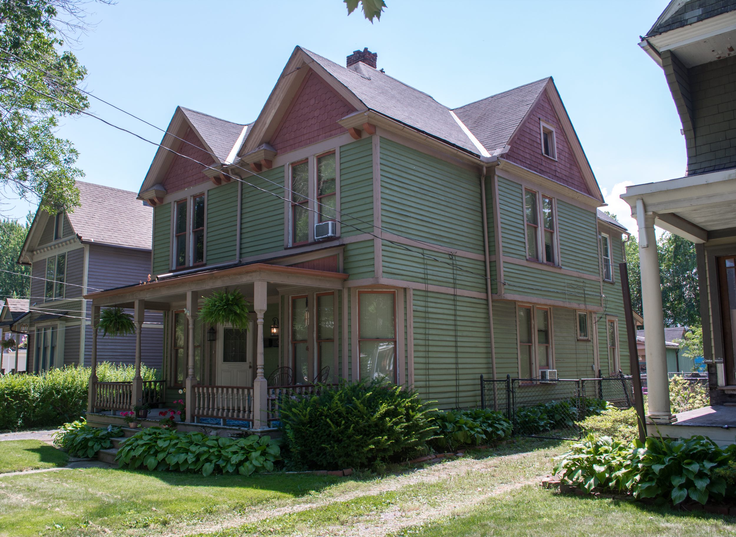 An unobtrusive duplex sits alongside single-family homes. Image via Wikimedia Commons.