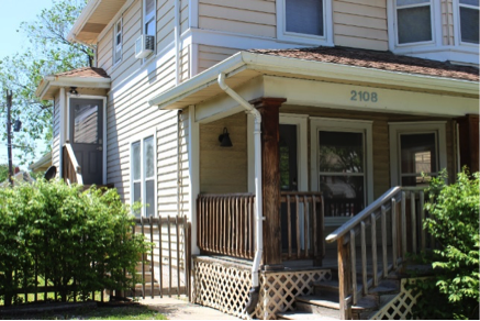 Image: Abby Kinney. Although this building appears to be a detached house, it contains multiple units that can be used for guest housing or accommodating additional tenants in North Kansas City, Missouri.