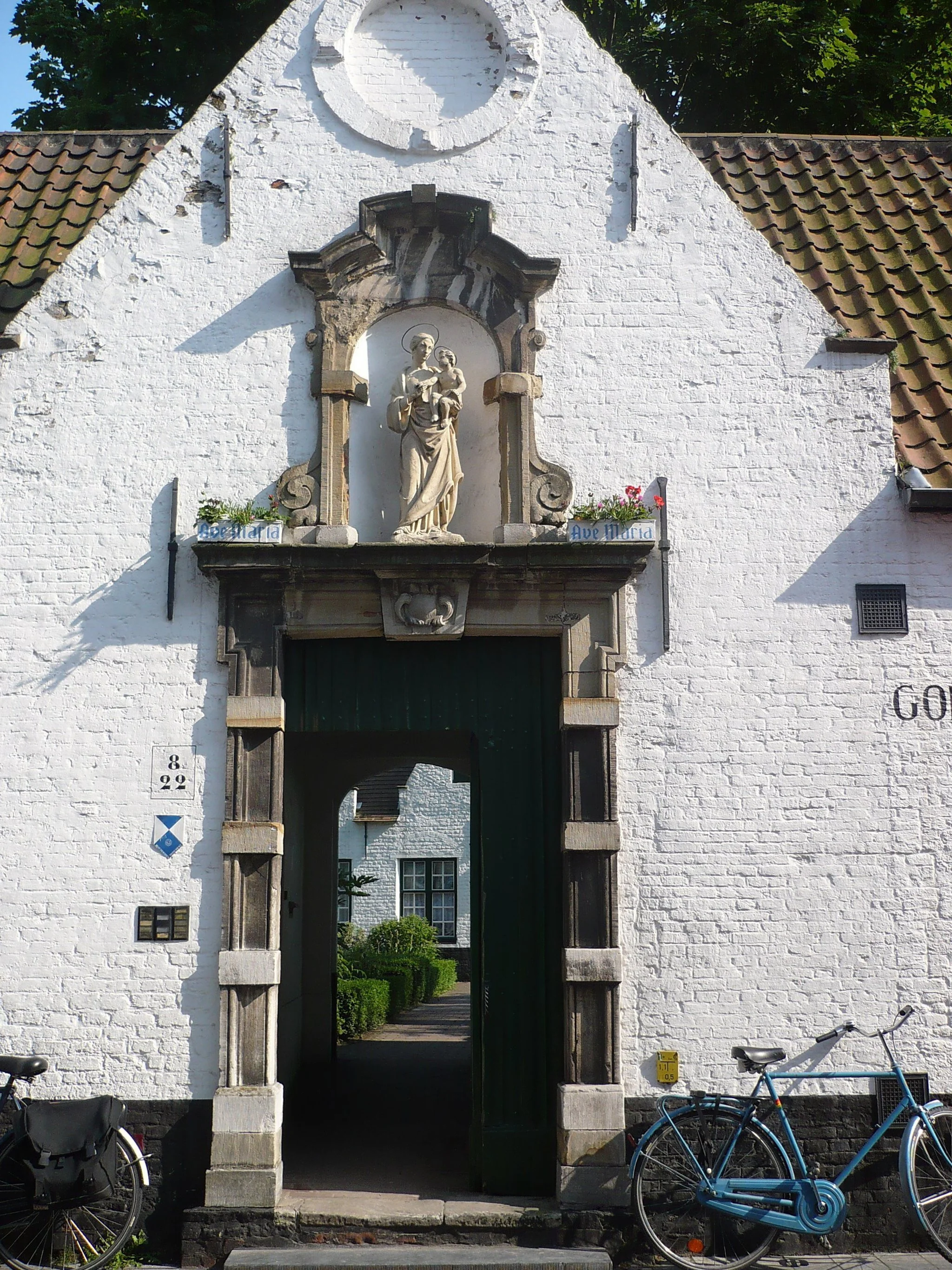 Entrance to De Muelenaere from the street. Image source.