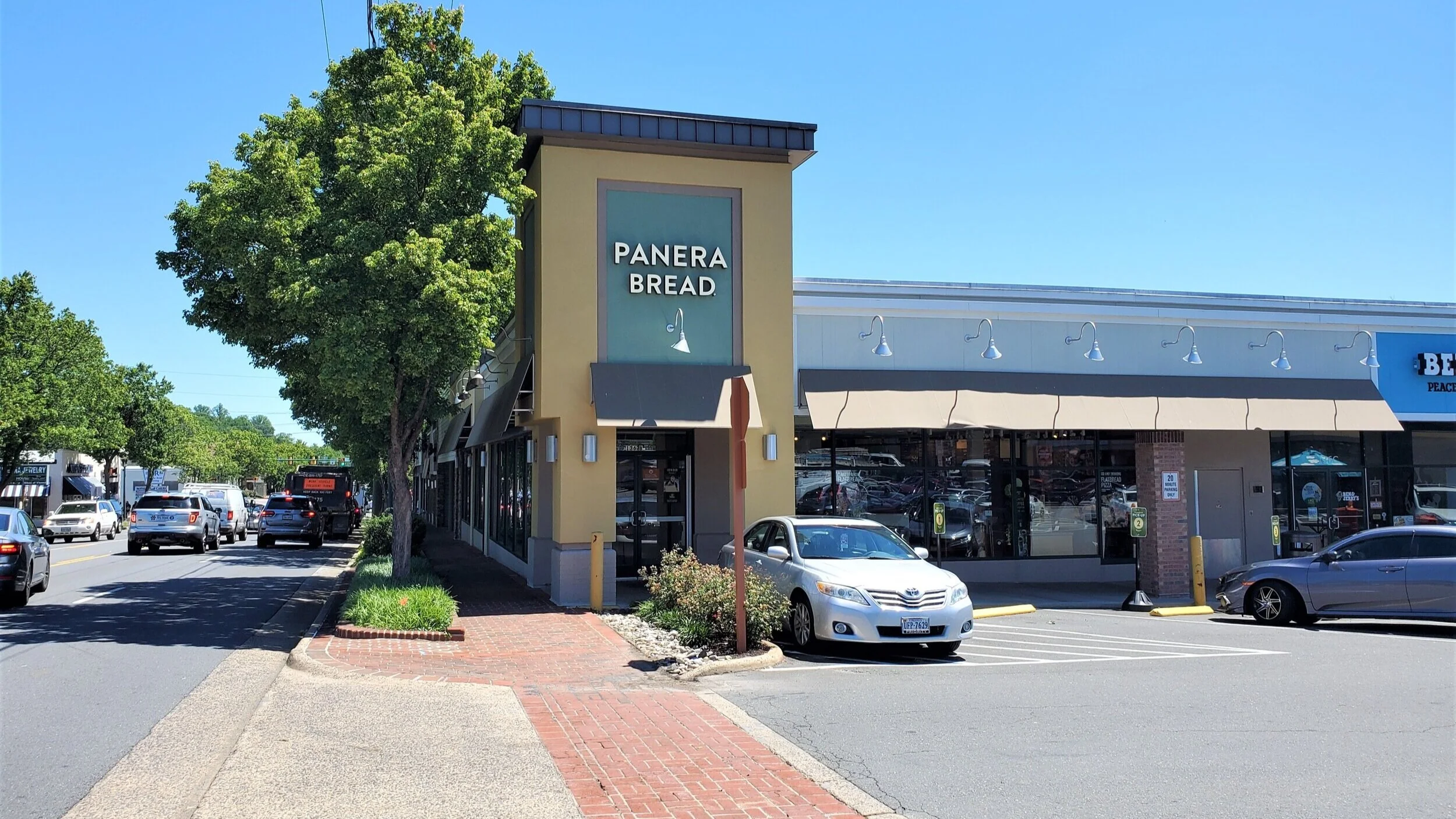 The placement of this strip mall makes its street-facing wing feel like an urban block.