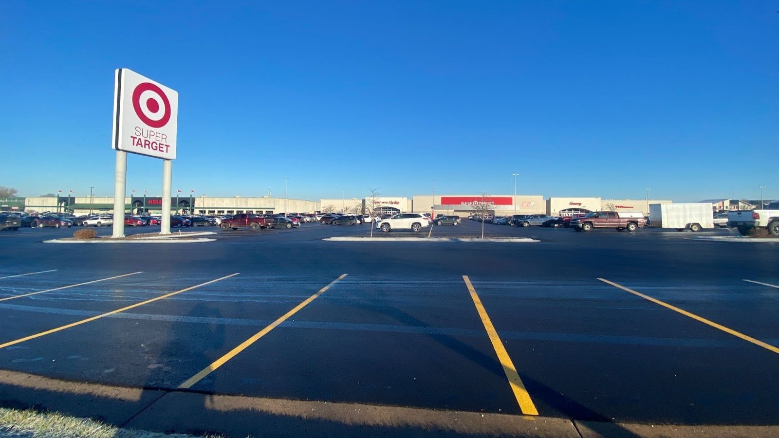 Why Parking Lots Are Not Full, Even on Black Friday - Bloomberg