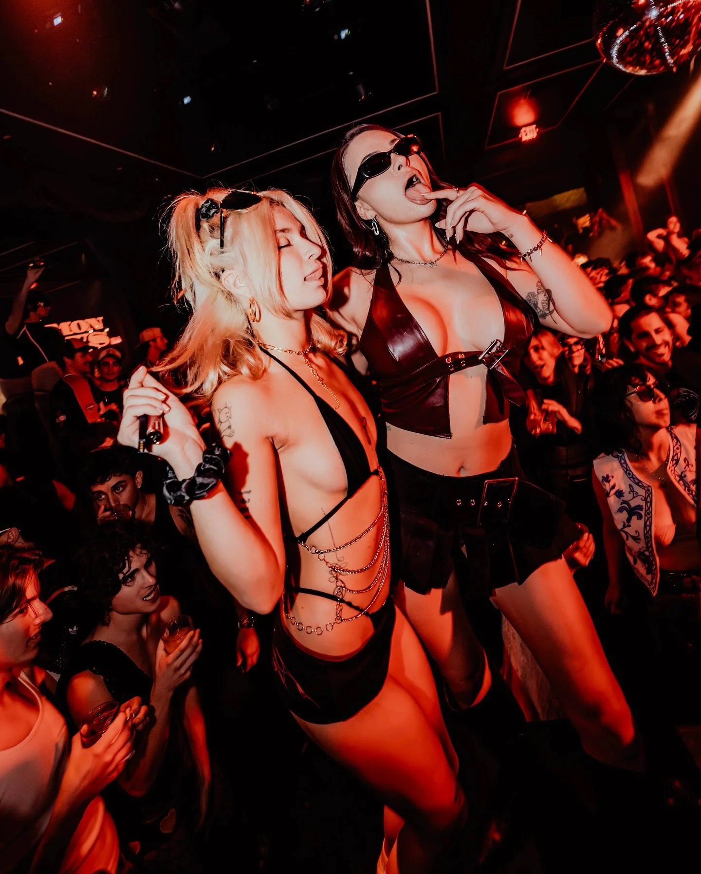 - more pics from Saturday!!!
.
Simon Says comes to life when the Sun goes down
.
📸: @jv_studios_