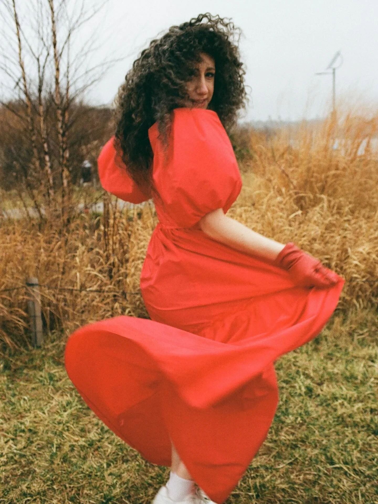 it was cold and windy today and that reminded me of this sweet lil photoshoot I did with @mollyellaa for my single ‘I Feel’. streaming everywhere if you wanna listen, but no presh 
#theatre #newmusic #newsingle #fresh