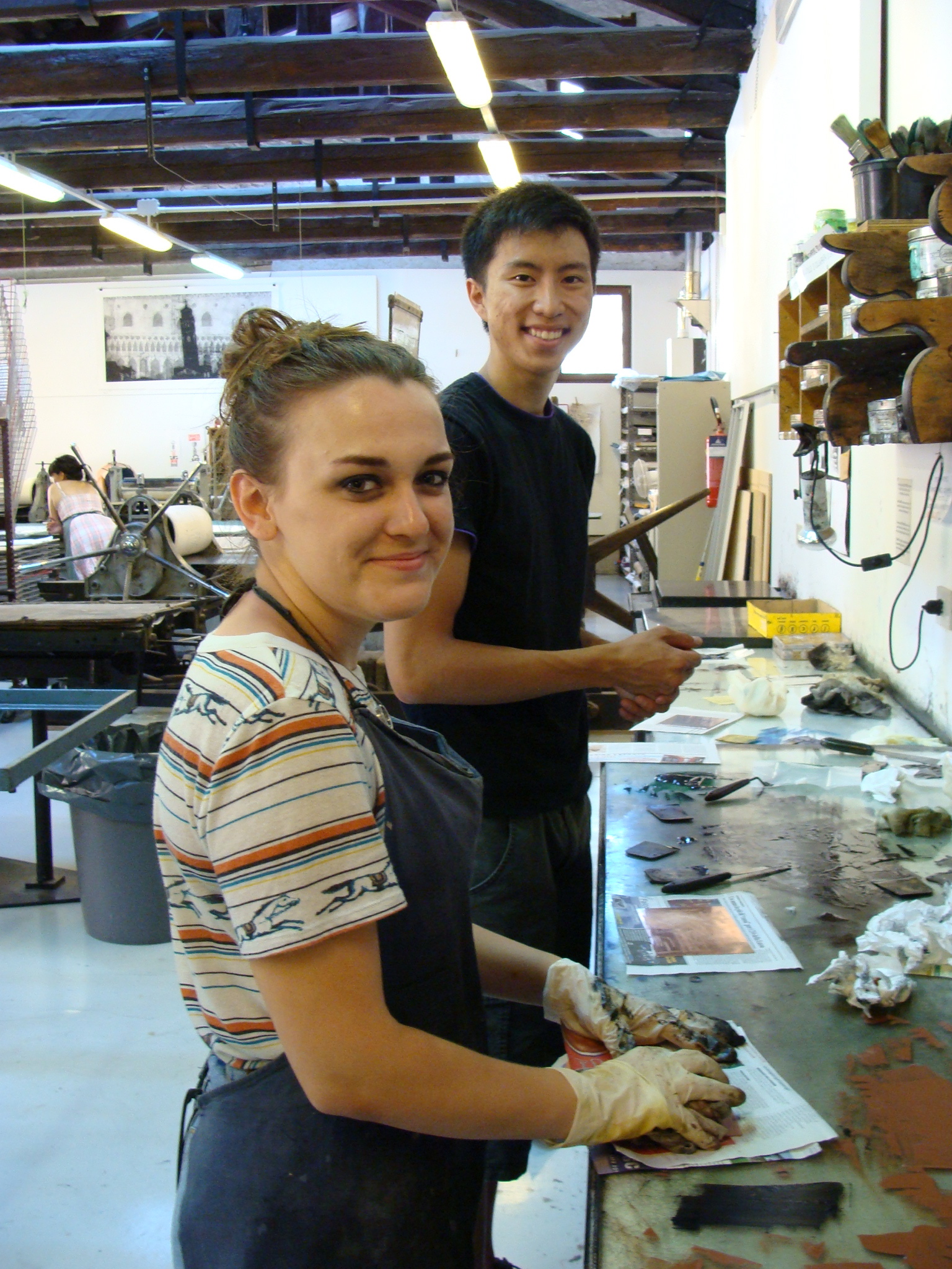 Students Michele Jenkins and Paul Lee at work in the Scuola di Grafica printmaking studio (photo: Kelly Davis).