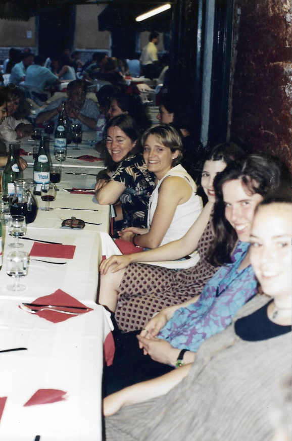  Pratt in Venice students dine together; Diana Gisolfi at center; Richards Ruben at end of table (photo: Christine Weir). 