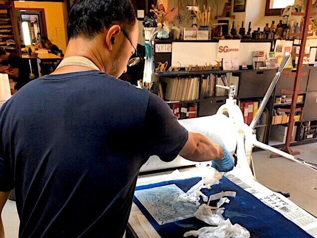 Kosuke working on his printmaking at Scuola Grafica