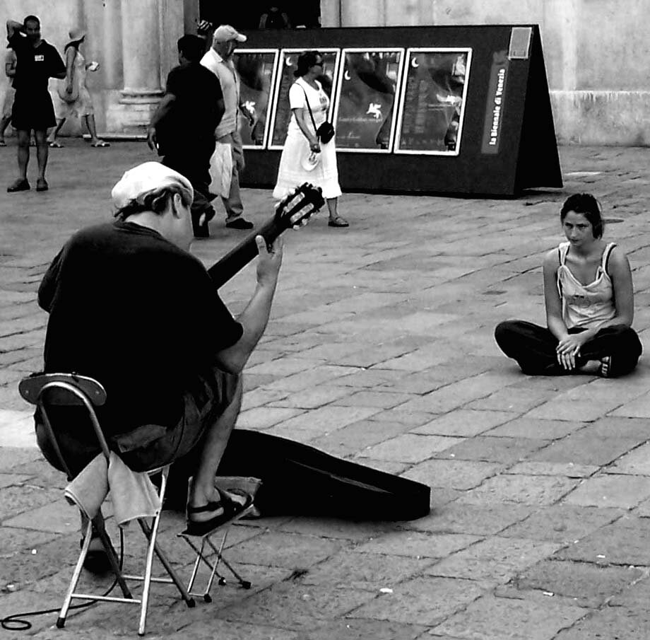  Guitarist’s audience (photo: Catherine Redmond) 