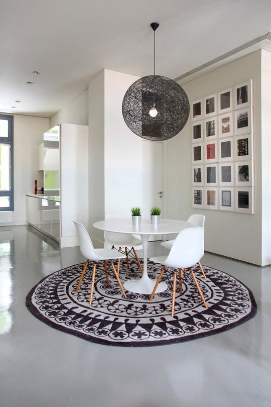 Pulling Off Round Rugs Stylishly, What Size Rug For 5 Round Table