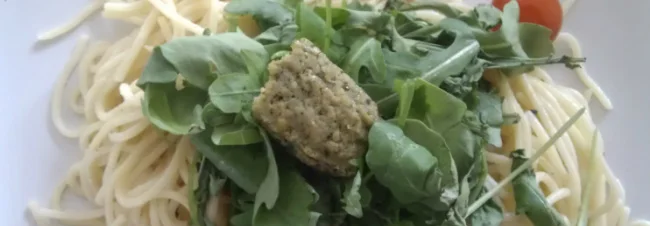 Spaghetti served with rocket and basil tofu