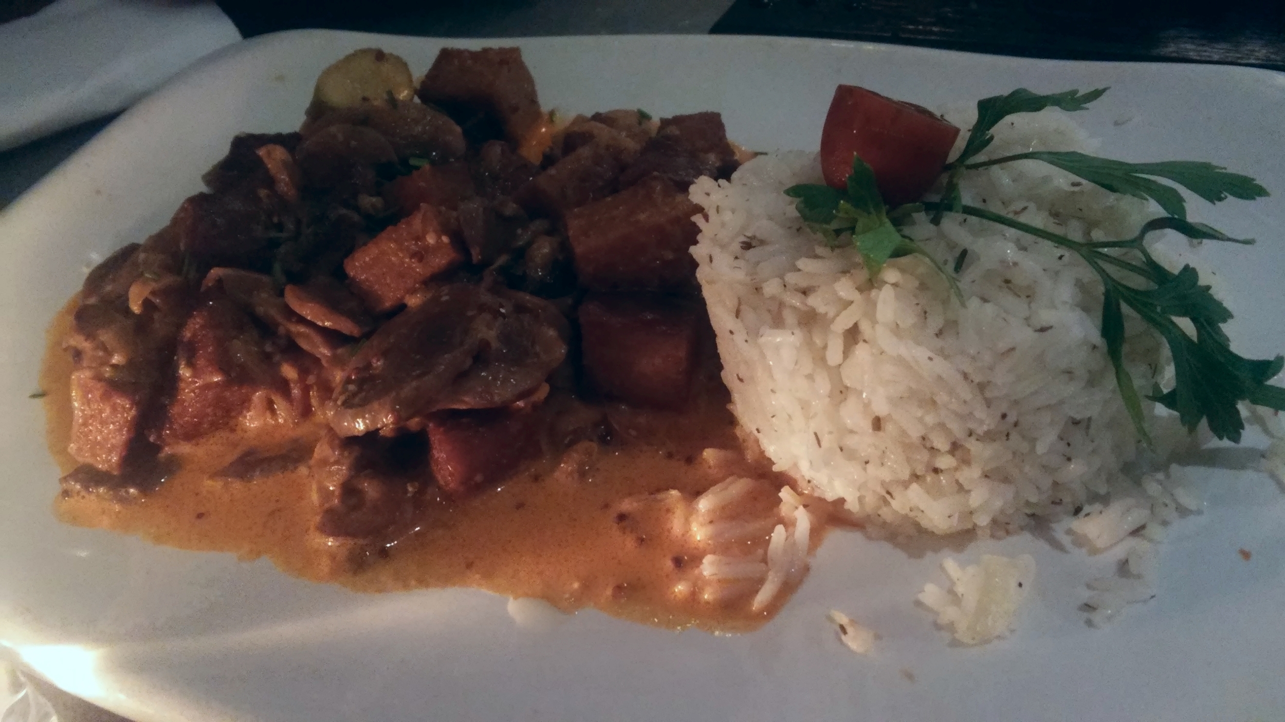 Seitan Vegan Stroganoff - Seitan fillets, onion, mushrooms, gherkins, non-spicy paprika, mustard, coconut cream, basmati rice.