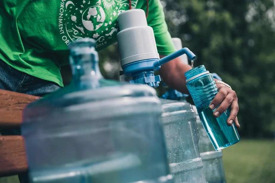 filling-water-bottle_925x.jpg