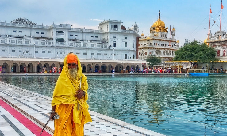 Amritsar-Golden-Temple-Sikh-man.jpg