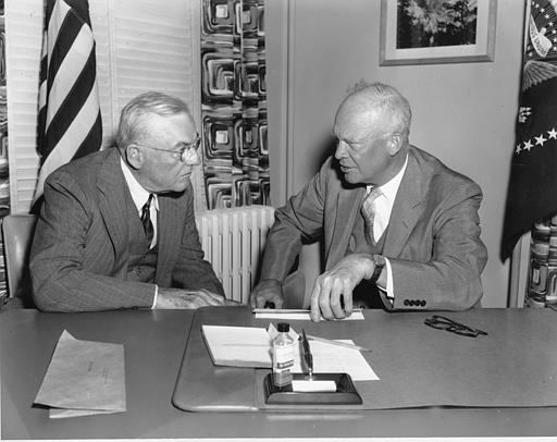 El Presidente de Estados Unidos Dwight D. Eisenhower, con su secretario de Estado John Foster Dulles. Dulles quien fue al mismo tiempo Consejero Administrativo de la United Fruit Company. Esta compañía había establecido un amplio control de las tierras de Guatemala durante la época del dictador militar Jorge Ubico Castañeda. / US President Dwight D. Eisenhower, with his Secretary of State John Foster Dulles. Dulles was at the same time on the Board of Directors of the United Fruit Company, which had had established extensive control of Guatemalan land during the era of the military dictator Jorge Ubico Castañeda. (1954)