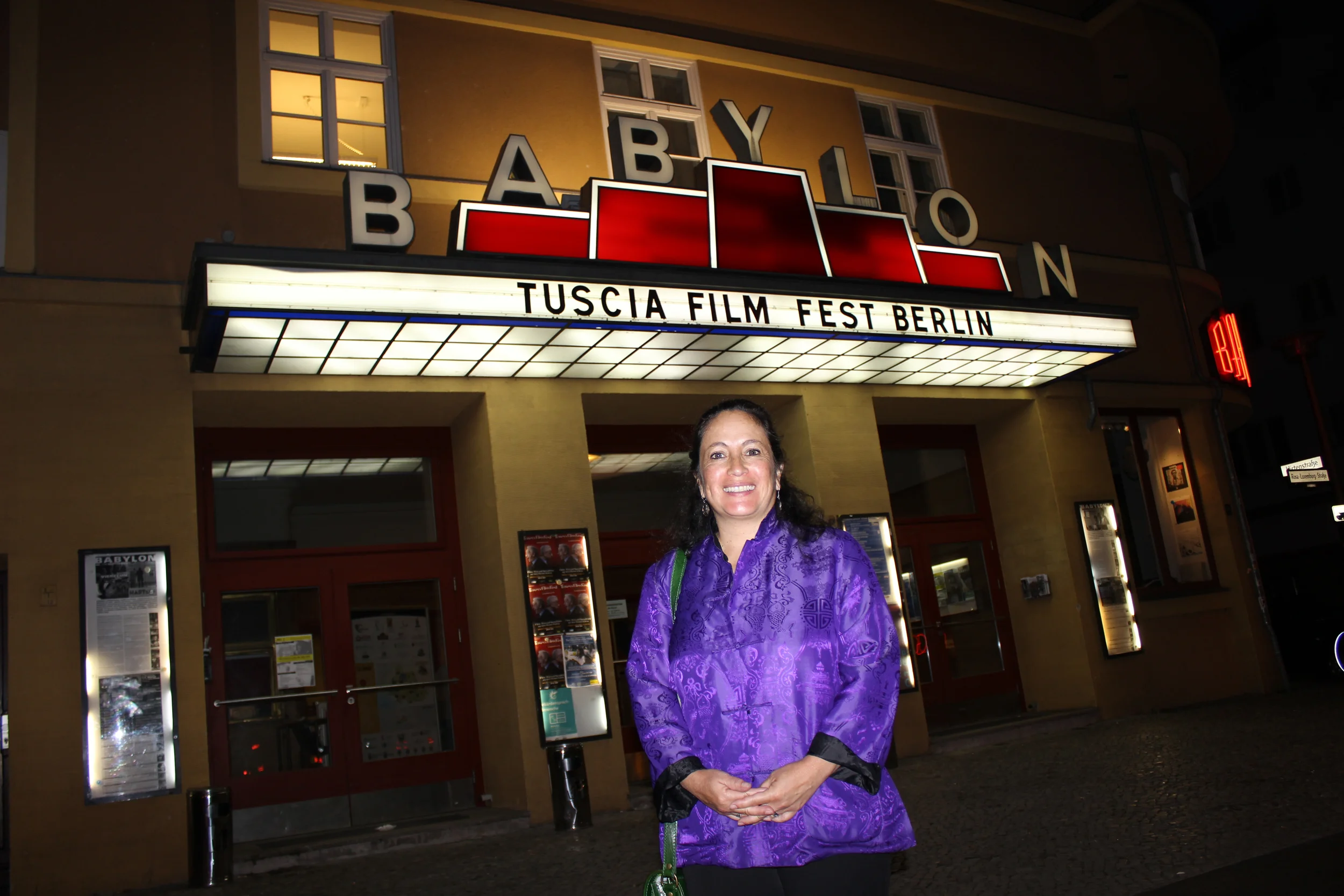 En asociación con Amnistía Berlín El Eco se estrenó en Berlin en el cine Babylon, un lugar conocido por el cine documental independiente y político. The Echo premiered in association with Amnesty Berlin at the Babylon Cinema, a well-known venue for independent and political documentary film.