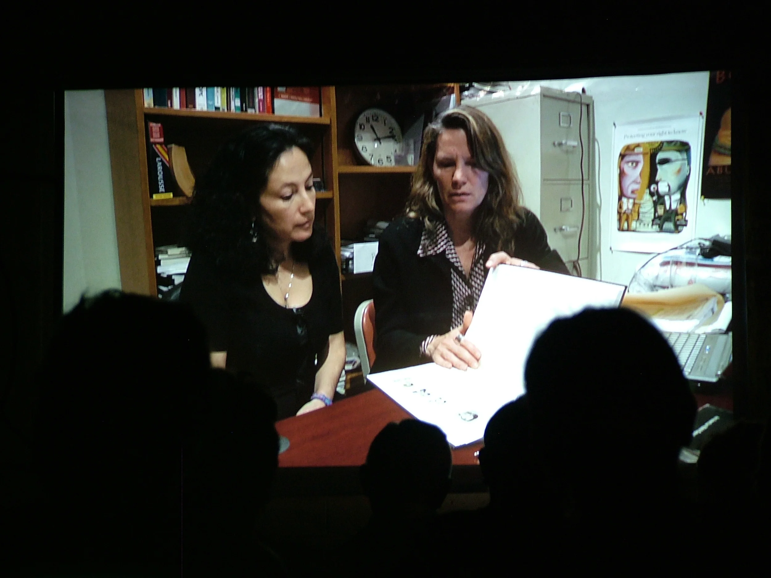 Kate Doyle , analista del Archivo de Seguridad Nacional , con Ana Lucía Cuevas en sus oficinas en la ciudad de Nueva York, discutiendo el famoso "Diario Militar" guatemalteco . Foto de una proyección al aire libre de la película en Retalhuleu, en el suroeste de Guatemala. Kate Doyle, Senior Analyst at the National Security Archive, with Ana Lucía Cuevas at the New York City offices of the NSA, discussing the infamous Guatemalan 'Military Diary'. Still from an outdoor screening of the film at Retalhuleu, south-west Guatemala.