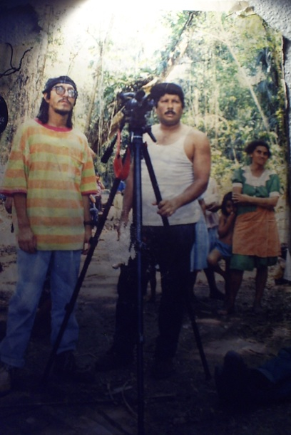 Boris Hernández y Arturo Albizúres, fundadores de COMUNICARTE. A pesar de las amenazas y las condiciones desfavorable para la producción de video en Guatemala, (durante el conflicto armado y en la actualidad) continúan trabajando en pro de los derechos humanos, la lucha por la tierra, el retorno de los regugiados, las luchas estudiantiles y muchos otros temas sociales. Boris Hernandez and Arturo Albizures, founders of COMUNICARTE . Despite threats and unfavorable conditions for video production in Guatemala ( during the armed conflict and currently ) Comunicarte continue to work for human rights, the struggle for land, the return of refugees , student struggles and many other social issues .