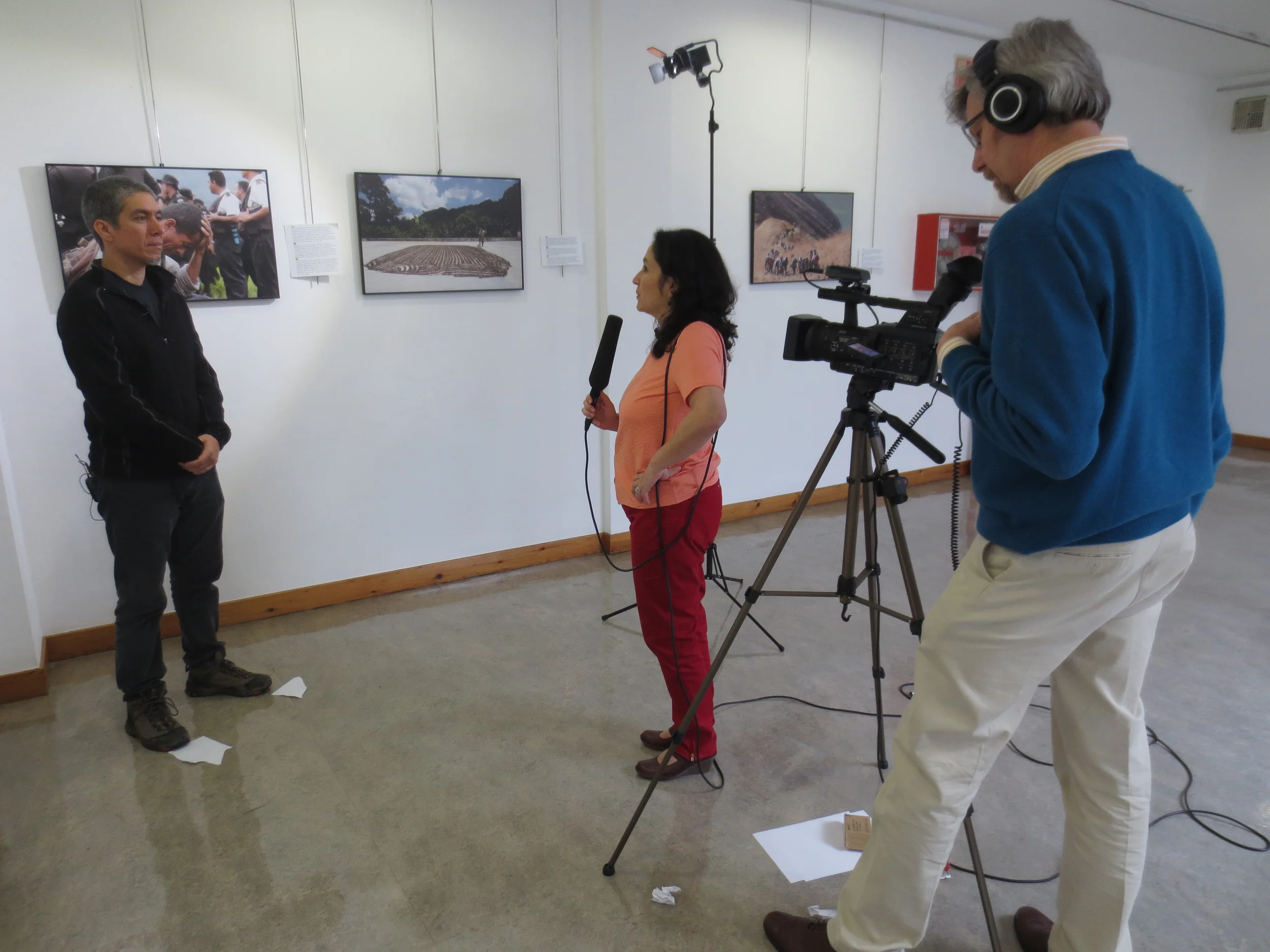 Armadillo Producciones entrevistando a James Rodríguez en ocasión de su exhibición fotográfica 'La nueva era maya'. Armadillo Productions interviewing James Rodriguez before his exhibition 'The New Mayan Era'.