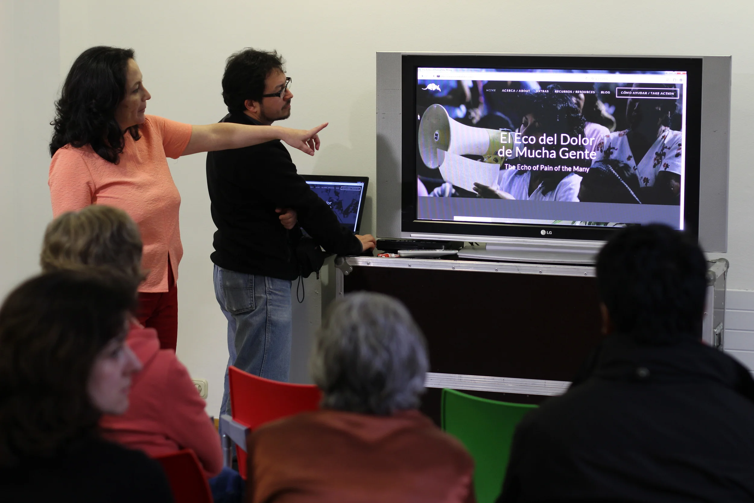 Christian Rodríguez y Ana Lucía Cuevas presentado el nuevo sitio web de El Eco del Dolor de Mucha Gente en el Centro Cultural de Cruces. Christian Rodríguez and Ana Lucía Cuevas presenting the new website of The Echo of Pain of the Many at the Cultural Centre in Cruces.