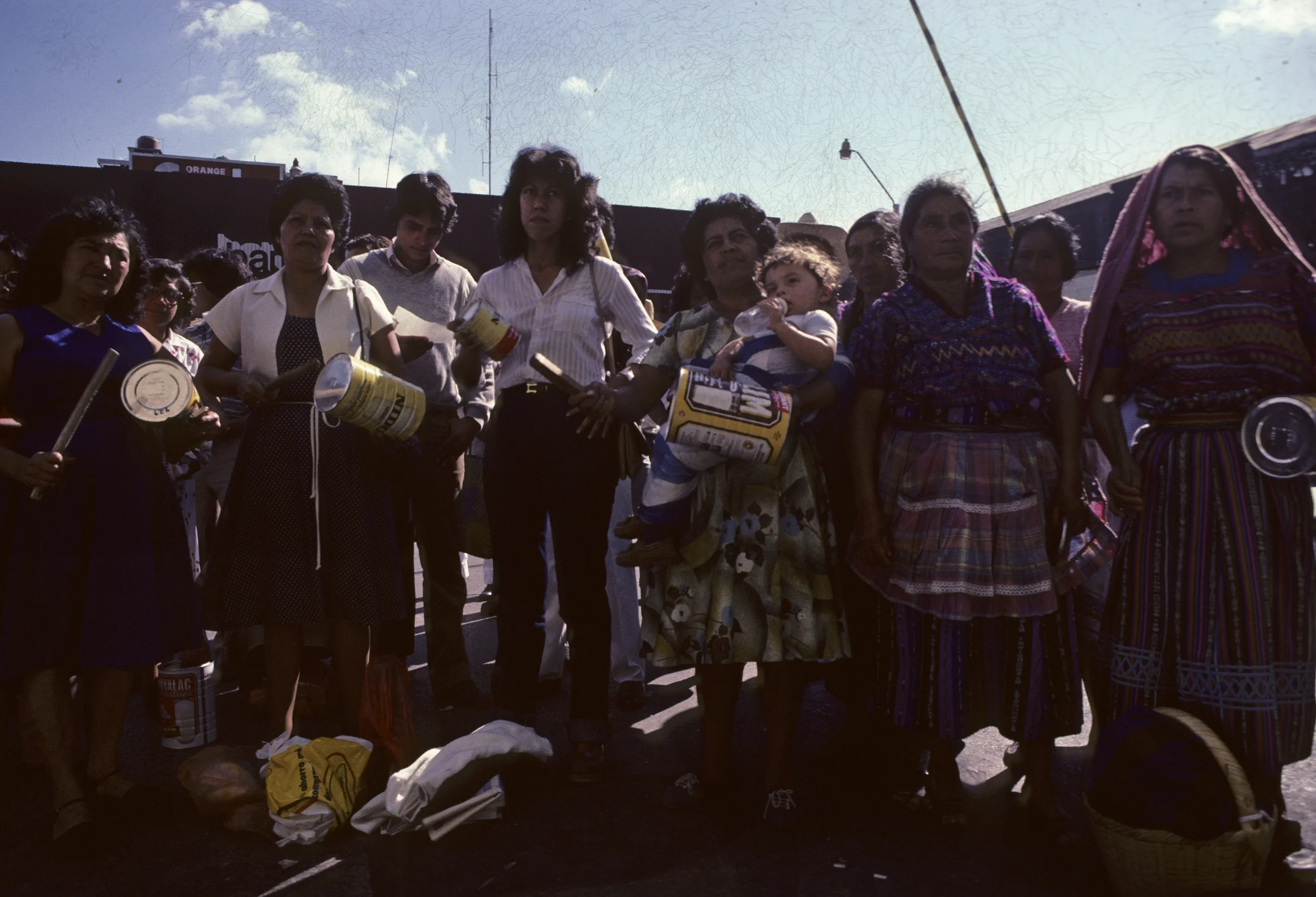 El Grupo de Apoyo Mutuo en una protesta callejera, Ciudad de Guatemala. Aura Elena Farfán segunda de izquierda a derecha. 1985. Foto: Jean-Marie Simon. Mutual Support Group on a street protest in Guatemala City. Aura Elena Farfán is second from the left. 1985. Photo: Jean-Marie Simon.