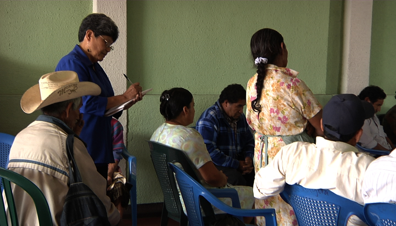Aura Elena en una reunión con los familiares de las víctimas de la masacre de Las Dos Erres. Foto: Armadillo Productions. Aura Elena in a meeting with families of the victims of the Las Dos Erres's case. Photo: Armadillo Productions.