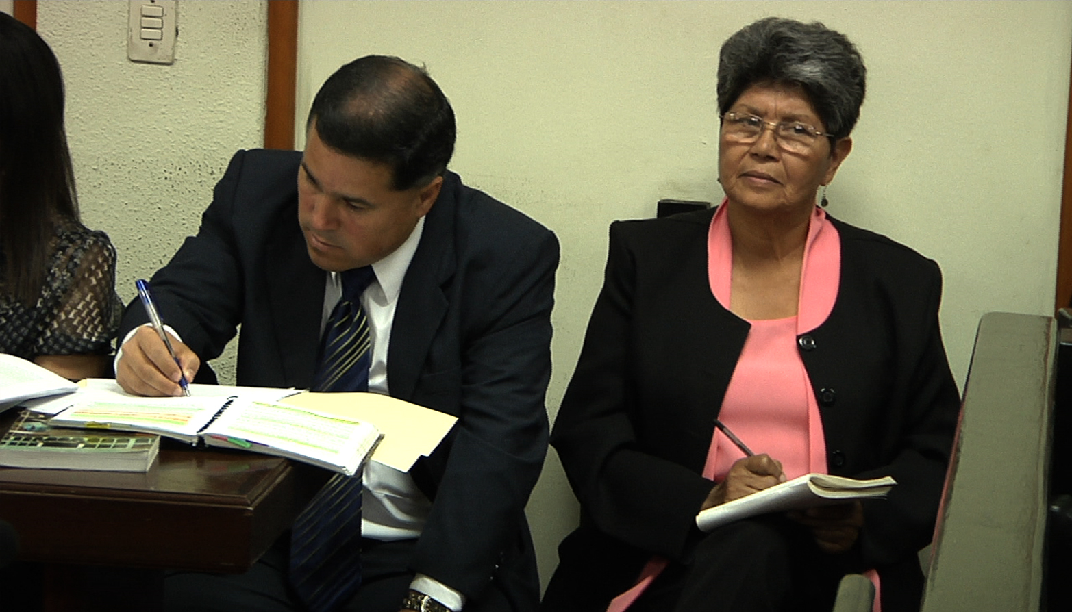 Aura Elena (FAMDEGUA) querellantes adehesivos en el juicio contra Felipe Cusanero. Foto: Armadillo Productions. Aura Elena (FAMDEGUA) acting as plaintiff on the trial against Felipe Cusanero. Photo: Armadillo Productions.