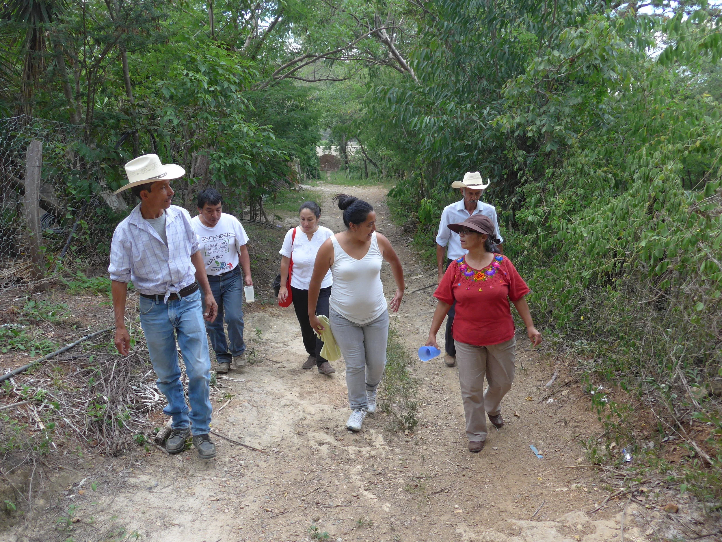 Eusebio, Juan, Valerio y Candelaria nos llevan a ver la mina y nos comparten sus inquietudes sobre el grave impacto ambiental de la explotación minera de la compañía KCA. Eusebio, Juan, Valerio and Candelaria took us to see the mine, and shared with us their concerns about the grave environmental consequences of KCA's mining operations.