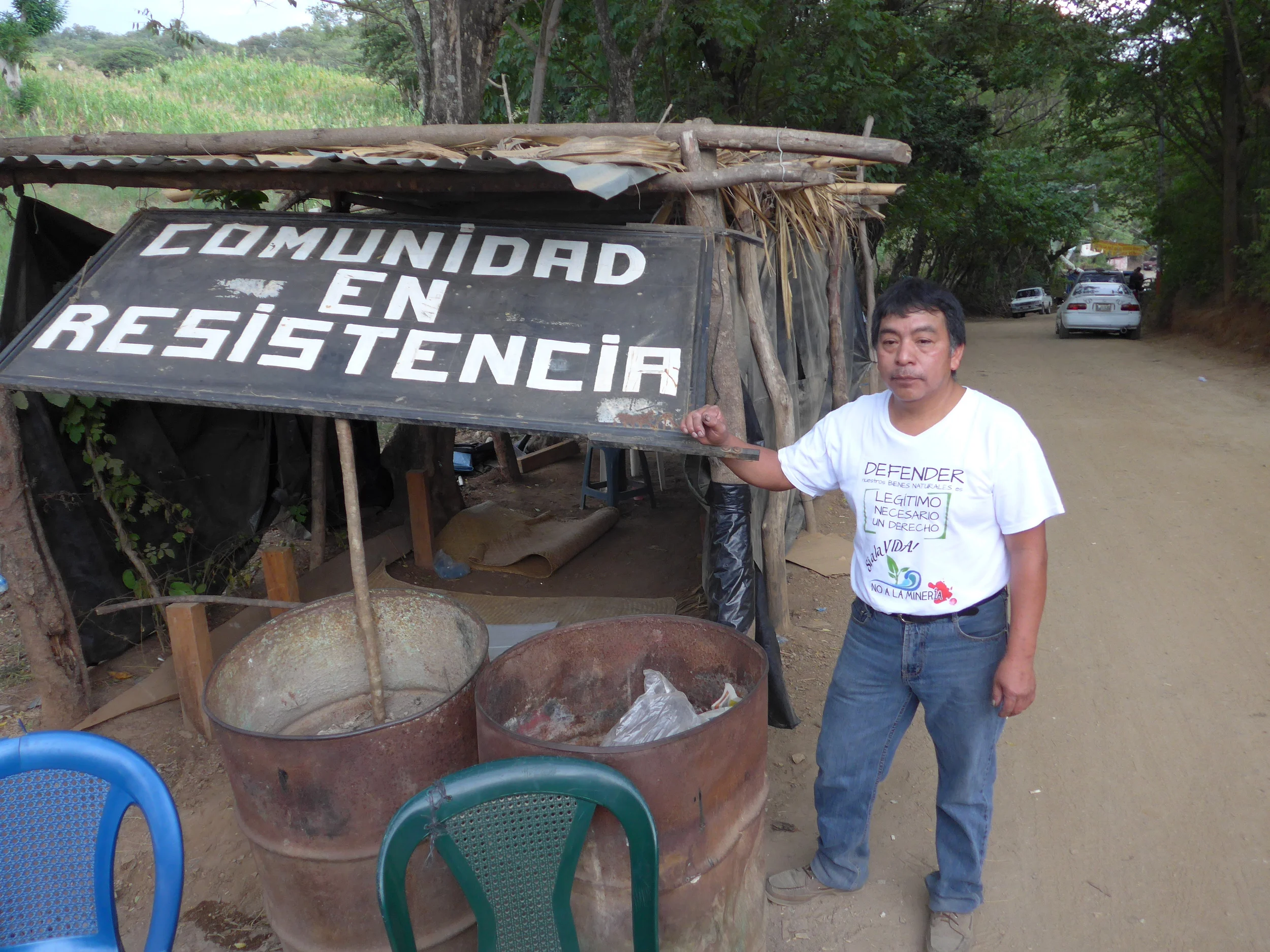 2 de Agosto. Juan nos expresó su profunda procupación por la presencia en la entrada de la resistencia pacífica de La Puya de cinco camiones portando materiales de construcción. August 2nd. Juan expressed his deep concern at the presence of 5 vehicles carrying construction materials that had recently arrived at the entrance of the peaceful resistance of La Puya.