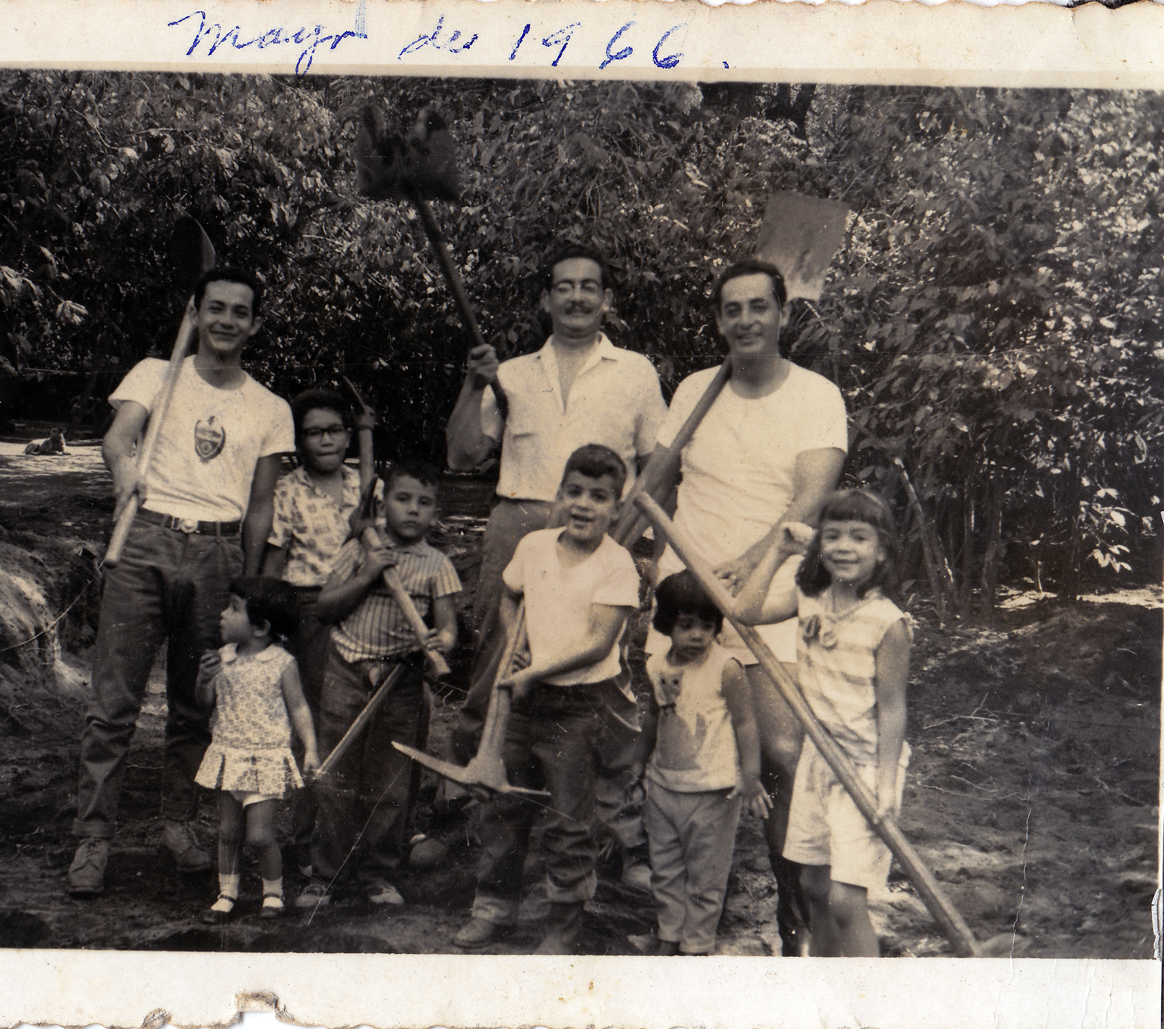 Rafael Cuevas del Cid en el centro con cuatro de sus hijos e hijas, sus dos hermanos y sobrinos. Rafael Cuevas del Cid in the middle with four of his children, his two brothers and nephews.