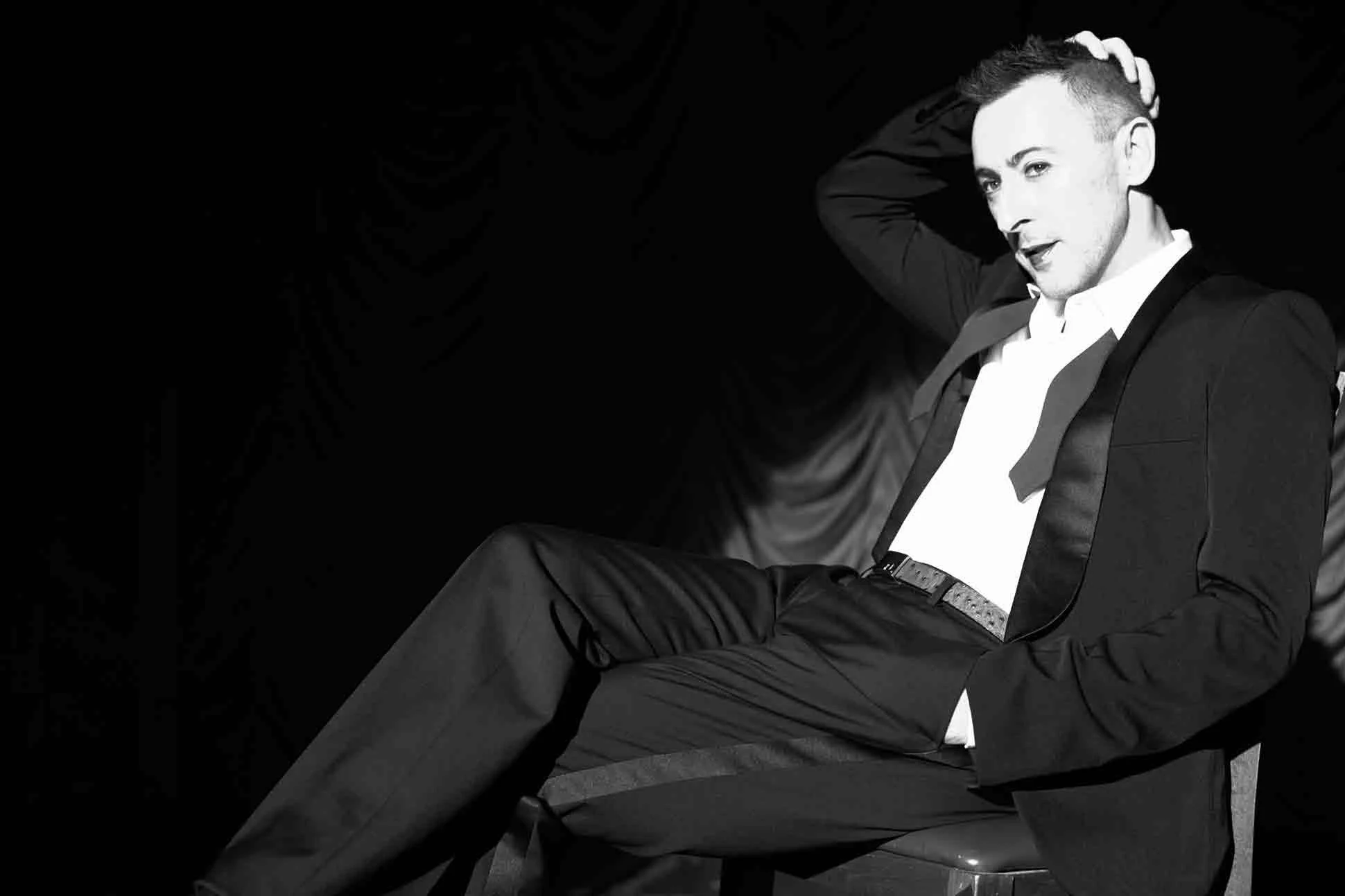 Alan-Cumming_Feat (1).jpg