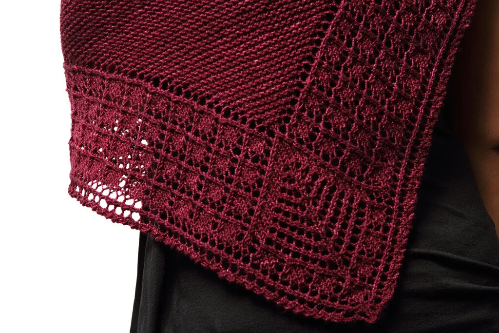 alivia-bottom-up-triangular-shawl-knitting-pattern-with-garter-stitch-center-closeup.jpg