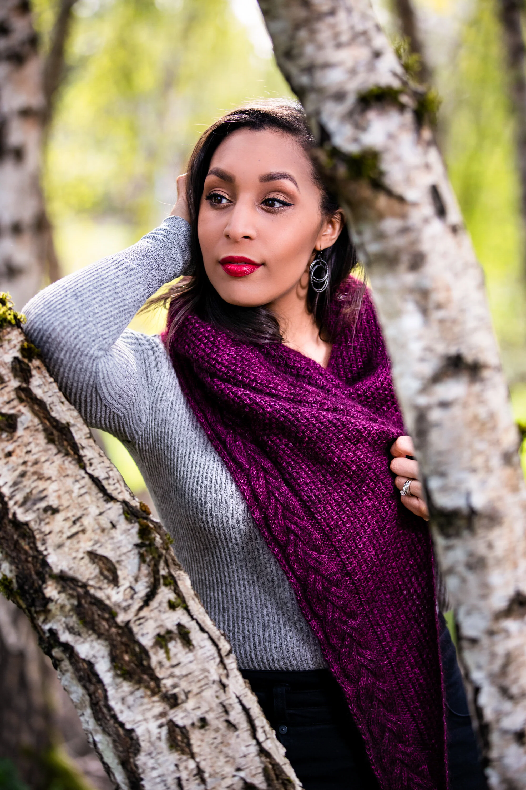 Mohair/silk lace held with sock yarn highlight the intricate cabled edge detail of the triangle-shaped Indira Shawl. Learn to knit this stunning feature with the PDF pattern by Vanessa Smith Designs.