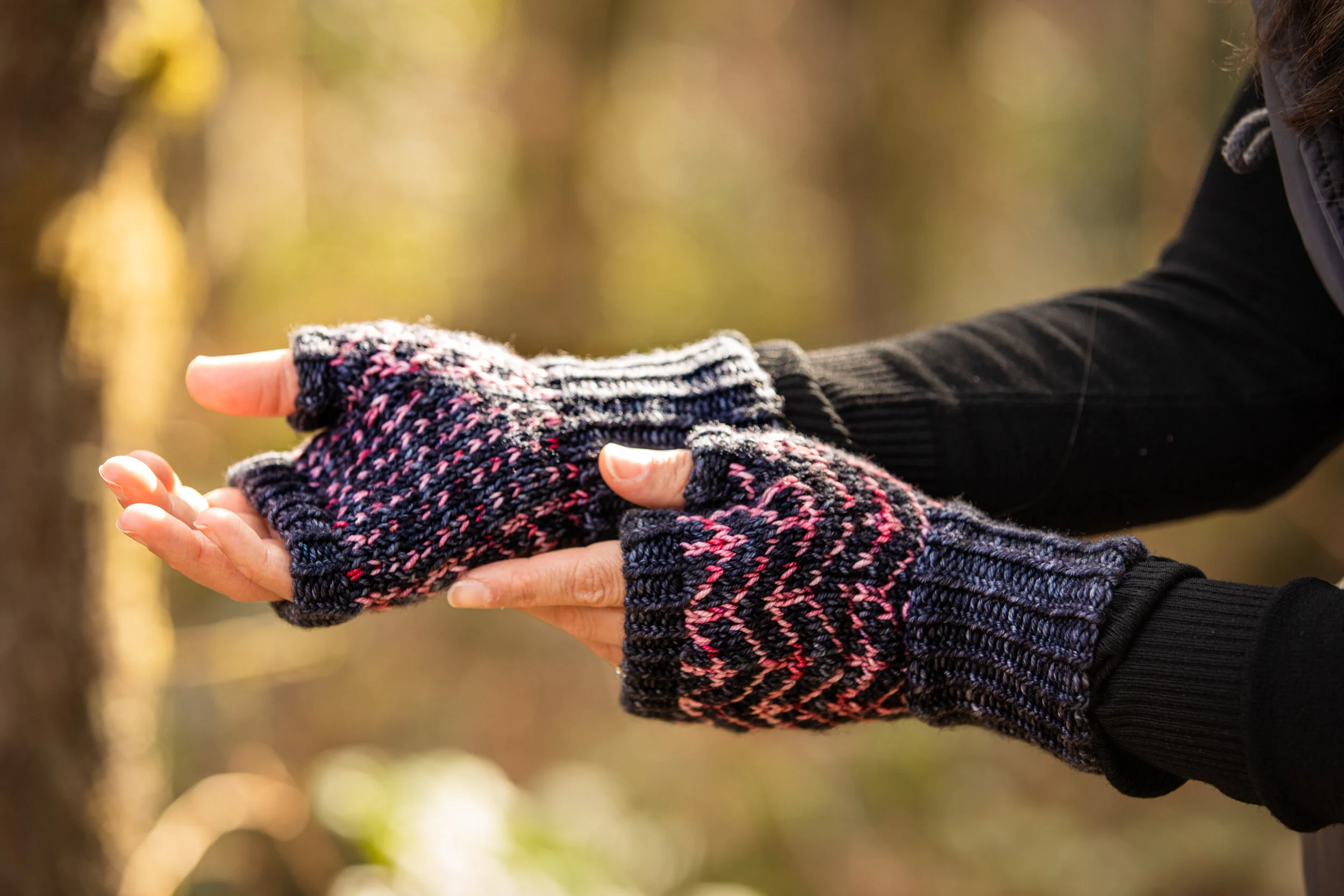 kestra-mitts-charcoal-gray-and-pink-stranded-colorwork-and-twisted-rib-stitch-knitting-pattern-detail.jpg