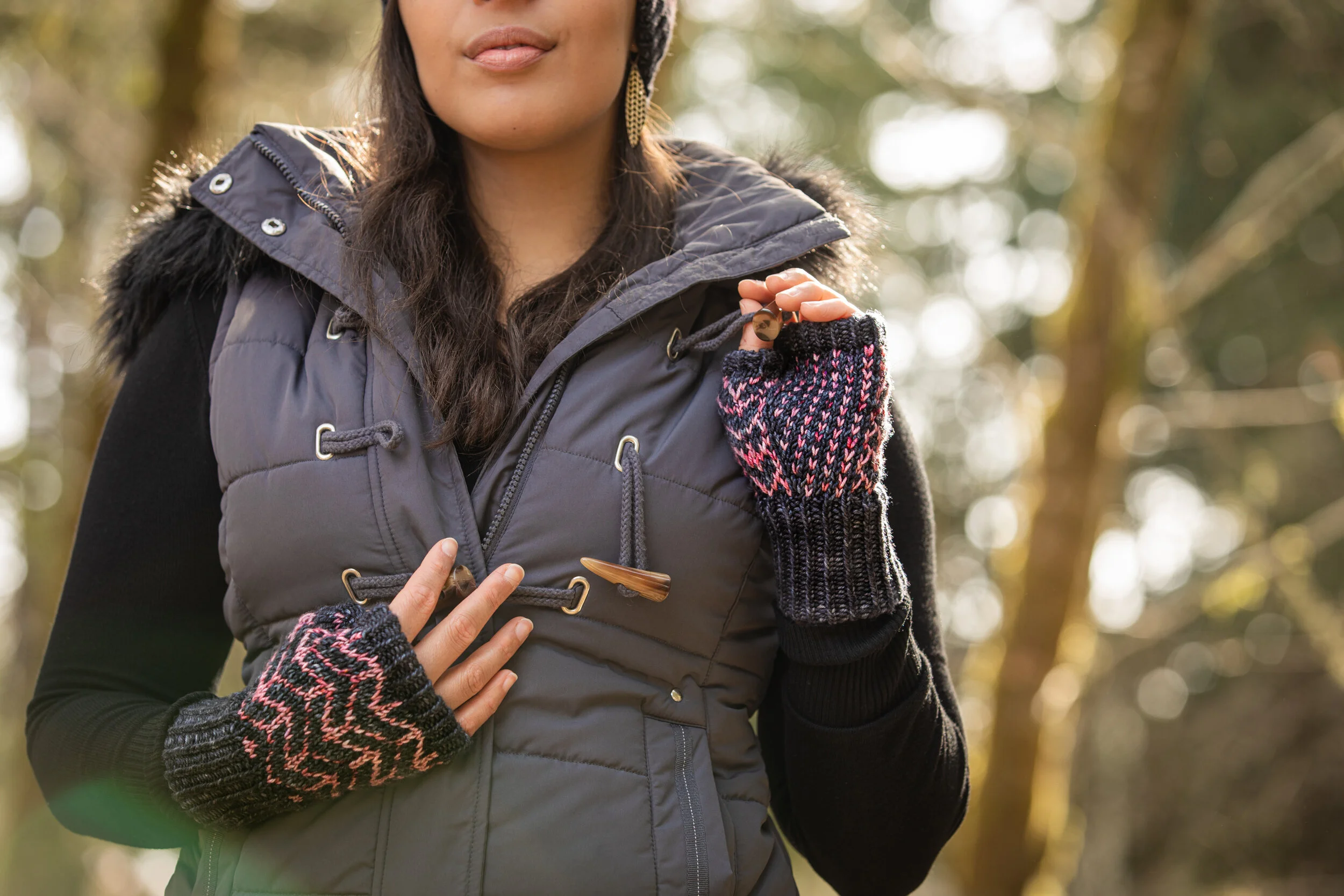 kestra-mitts-simple-two-color-fair-isle-colorwork-fingerless-gloves-knitting-pattern.jpg