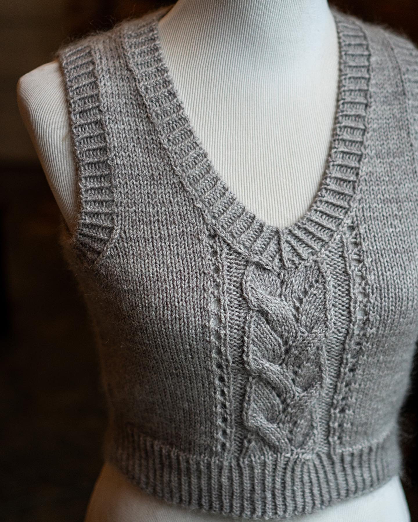 TEST KNITTING CALL! ✨ I am seeking test knitters, especially with bust circumferences of 50&ndash;68&rdquo; (125&ndash;170 cm), for a #sizeinclusive vest pattern that can be made either cropped (as pictured) or mid-length. Keep reading for details or