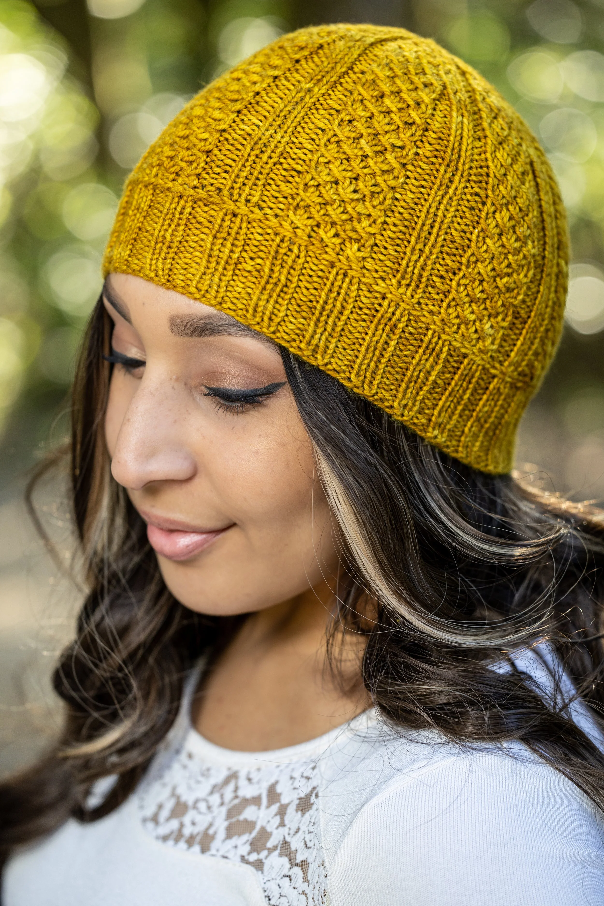 Detailansicht des spielerischen, schnell erlernbaren Lochmusters bei Variante A der Nydia Mütze von Vanessa Smith – Strickanleitung in honiggoldenem, handgefärbtem Merino/Kaschmir/Nylon DK-Garn.