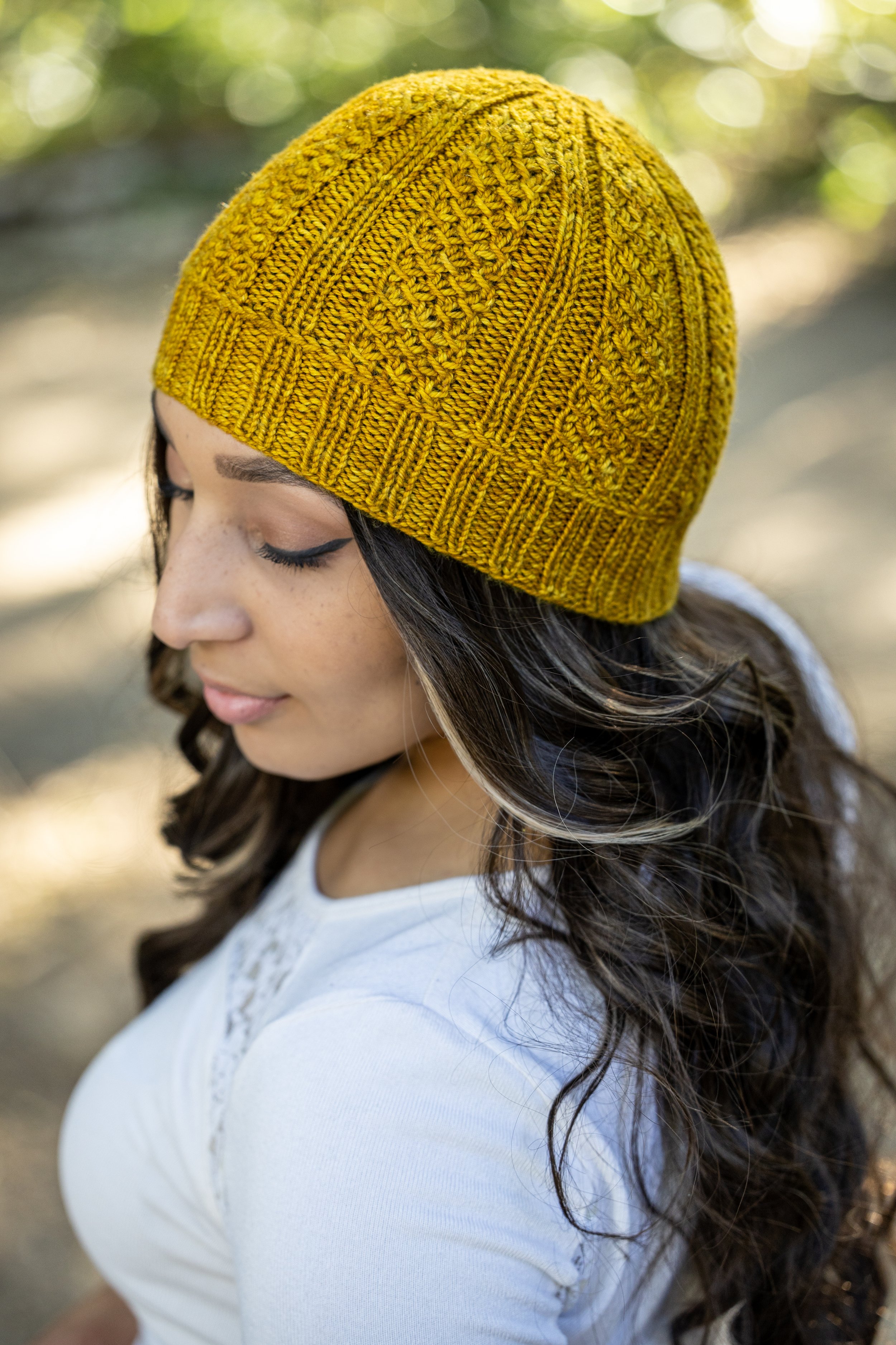 Die Nydia Mütze von oben gesehen, in Senfgelb. Diese Strickanleitung mit zwei Varianten und Größen für Babys, Kinder und Erwachsene – das perfekte Mützenmuster zum Schenken von Vanessa Smith Designs.