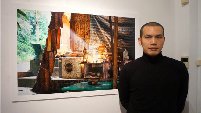 李岳凌與他的作品「問自廟」在薩里大學攝影展上