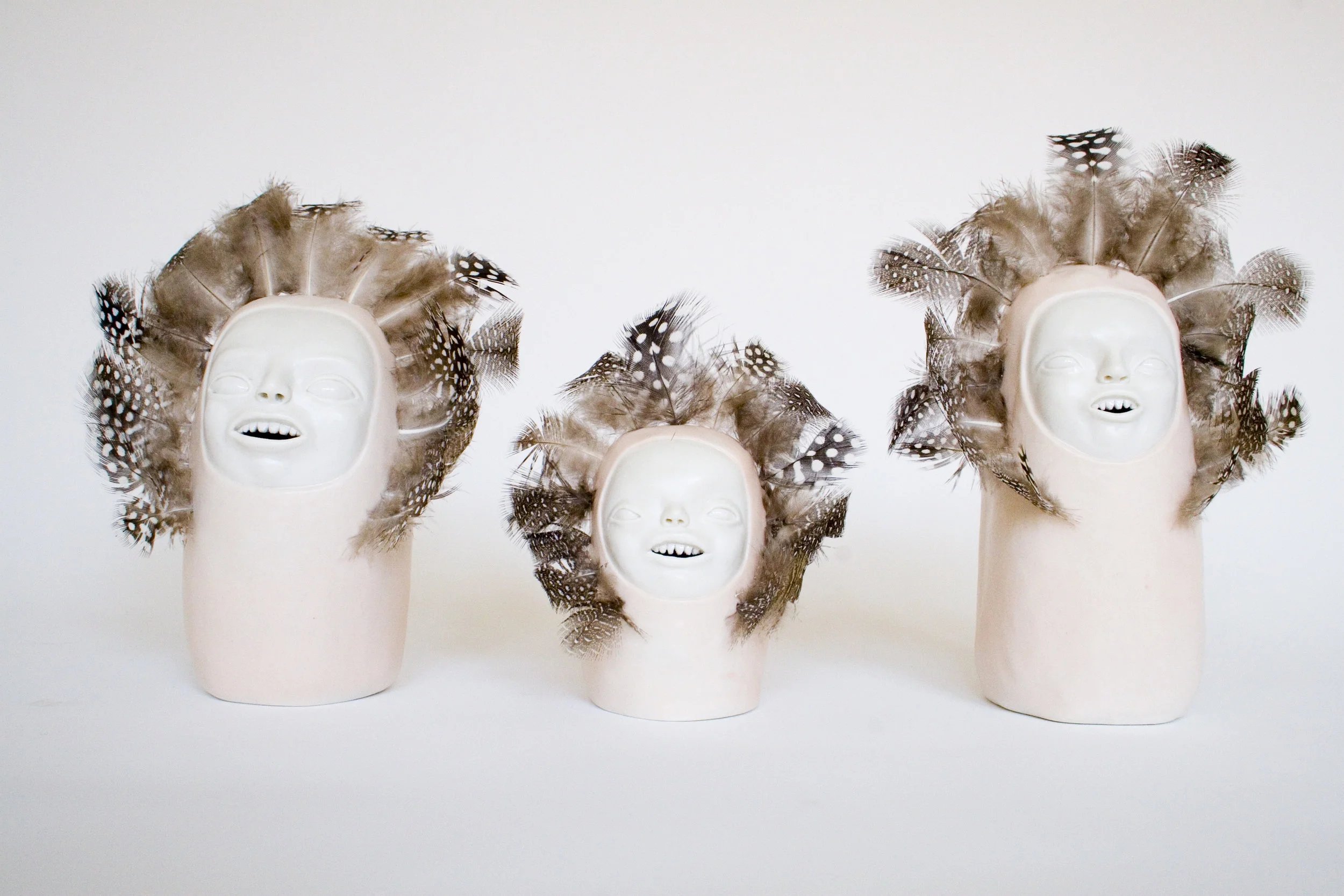  DIE TRÄUMER  Porzellan, Perlhuhnfedern 