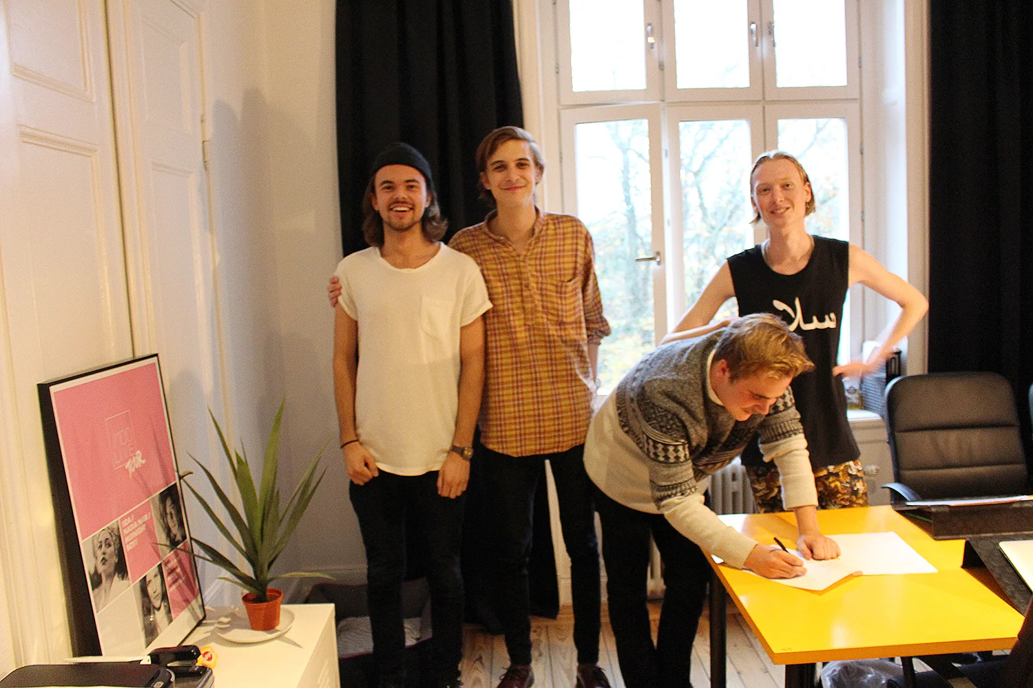 New signing! We give you the fantastic duo Anwai. They will release their single "Asking" in November, and it sounds amazing. 