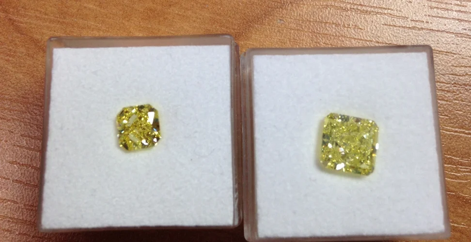 Left: Vivid yellow diamond 1.16 carat. Right: 2.53 carat intense yellow diamond in radiant cut See the colour difference between "vivid" and "Intense" 左:ビビッドイエローダイヤモンド 1.16カラット 右:2.53カラットのインテンスイエローダイヤモンド。ラディアントカット 色の違いがよく分かります。