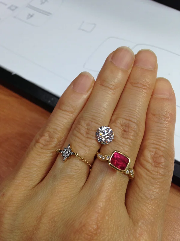 1.79 carat round brilliant cut diamond. Colour is dazzling F, clarity is VS1 クラッシックなラウンドブリリアントカット。まばゆいばかりなカラーF。クラリティはVS1.