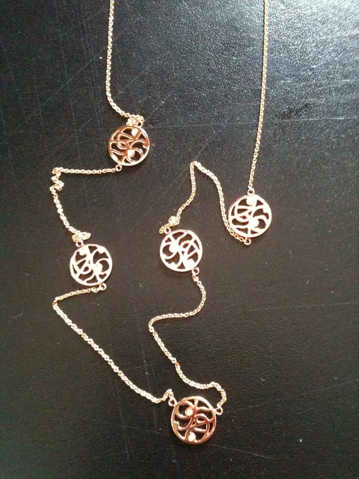 Long necklace (18k rose gold, diamonds taken from her grandmother's jewellery. ロングネックレス(お祖母様のジュエリーから取り外したダイヤと、 18 金ローズゴールド)
