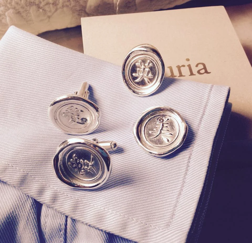Of course, women can wear cufflinks. Wax seal cufflinks (sterling silver, diamond) 封ろうを使ったカフスボタン。封ろうは、ヨーロッパで近代前に重要な文書を封するのに使われました。 男性のジュエリーと思われがちなカフスボタンですが、女性も堂々と身に着けたいです (スターリングシルバー、ダイヤモンド)