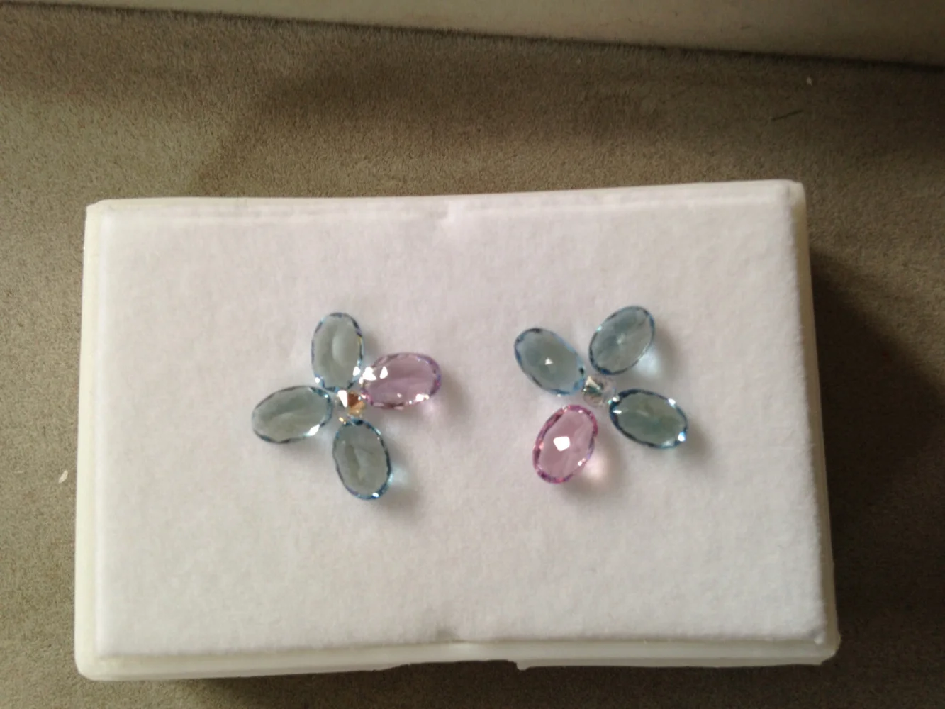 Blue stones are aquamarine. Pink is spinel. One of the many pictures taken during the design process. ブルーの石がアクアマリン。ピンクはスピネル。製作の過程でいくつも撮った写真の一つ。