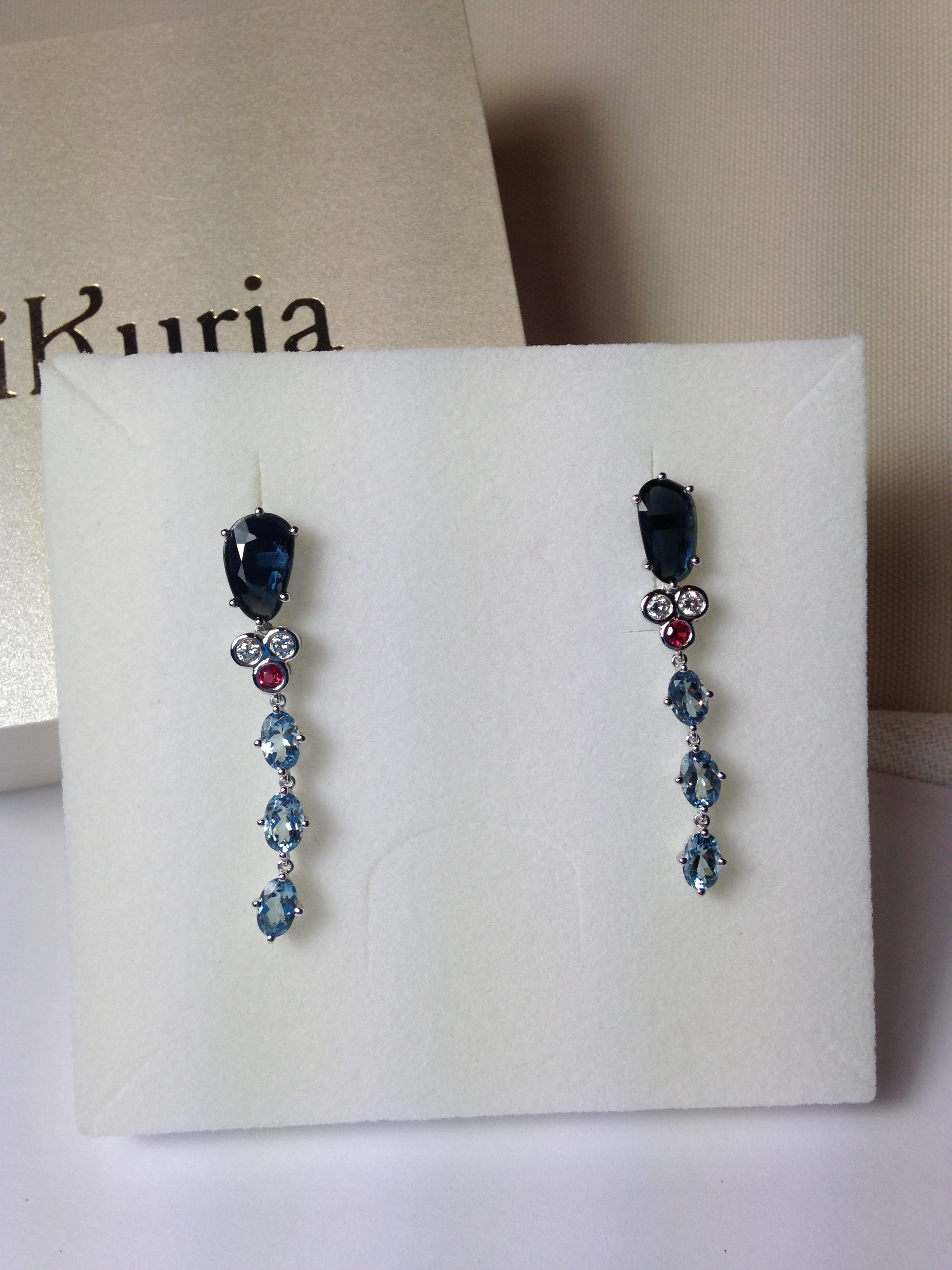 Earrings with rare blue spinel (dark blue), diamond, pink spinel and aquamarine. 18k white gold. 完成したピアス 「オアシス」。希少なブルースピネル(濃い青)、ダイヤモンド、ピンクスピネル、アクアマリン。地金は 18 金ホワイトゴールド。