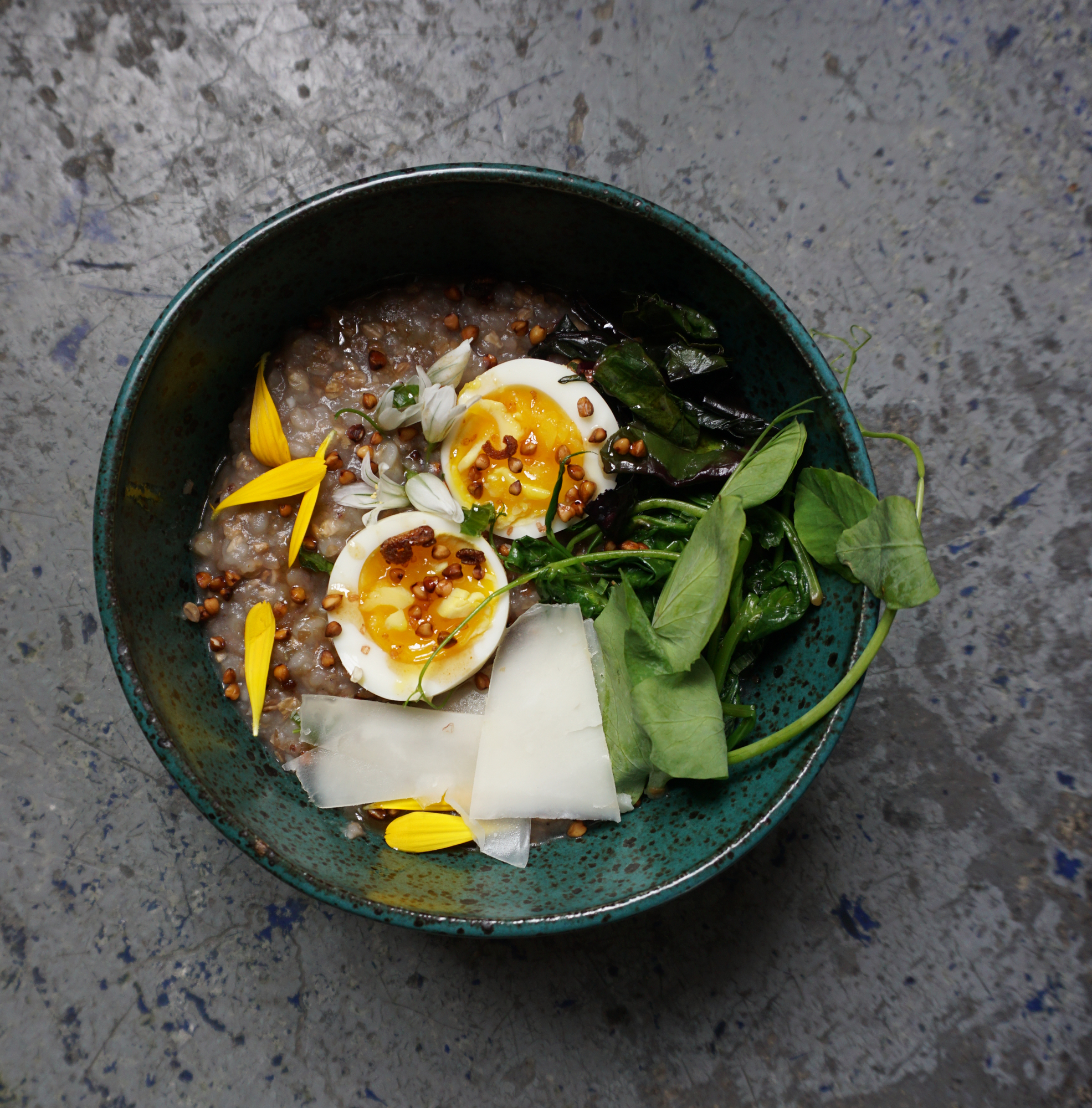 The buckwheat, greens, and goat gouda porridge with soft cooked egg. This time also with pea shoots and wild onion.