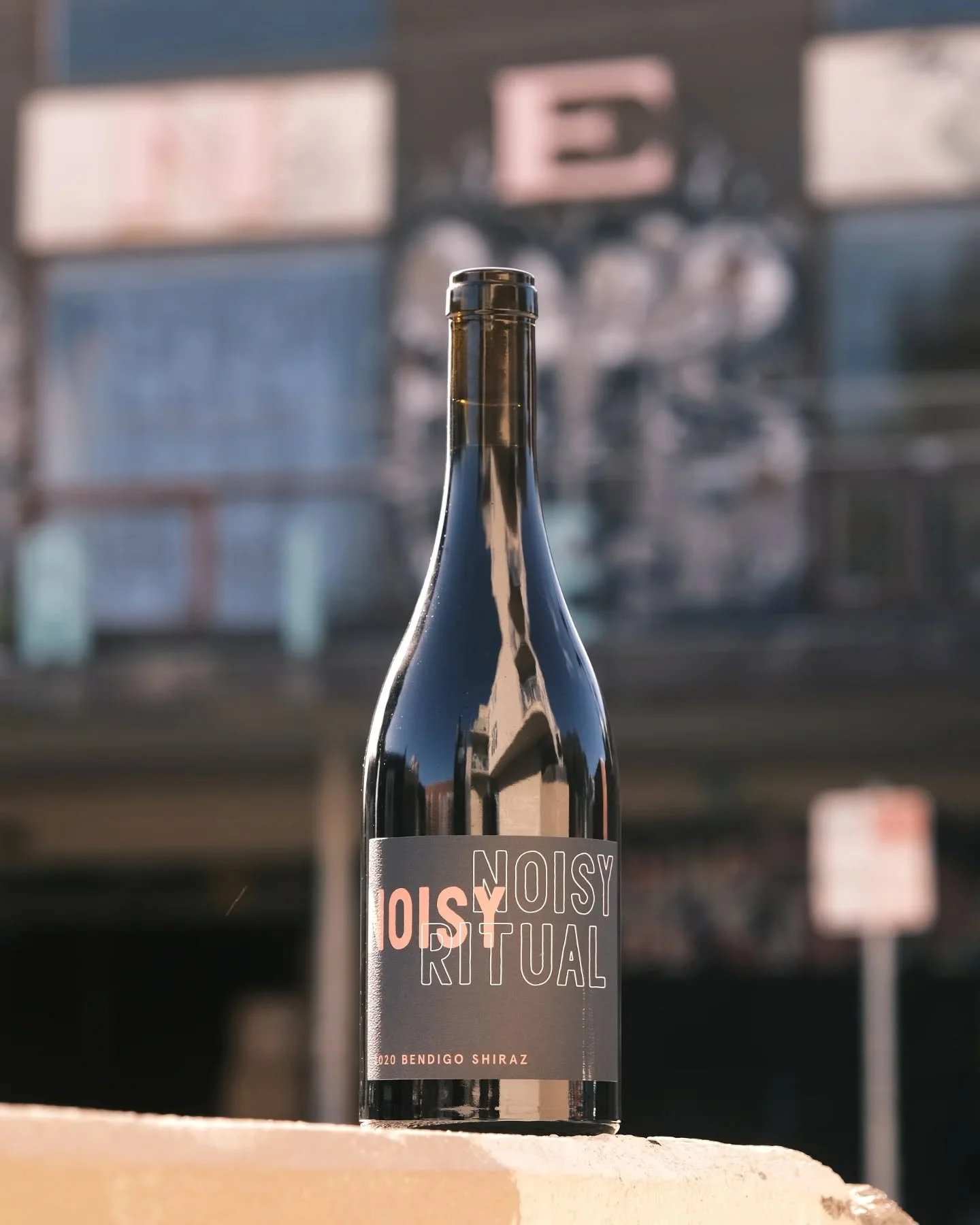 Blessed with the sun again, thank you Melbourne 🌞 

🍷 2020 Bendigo Shiraz best in show today.

Hefty percentage of new French oak helps tame the punchy leanings of this grape, and is the first thing you'll notice when you get your nose stuck into a