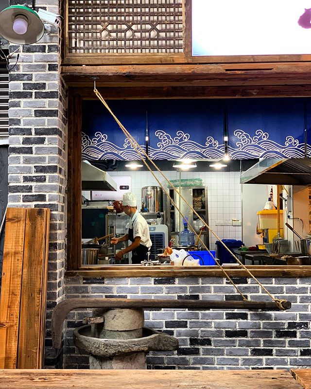 A small restaurant in the early afternoon, before the crowds populate the Jiefangbei pedestrian zone. There wasn&rsquo;t any food being prepared but the air already smelled of spices 🌶 🔥